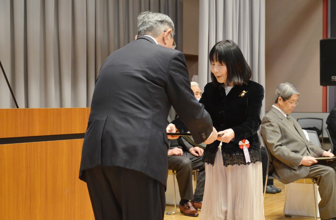 １