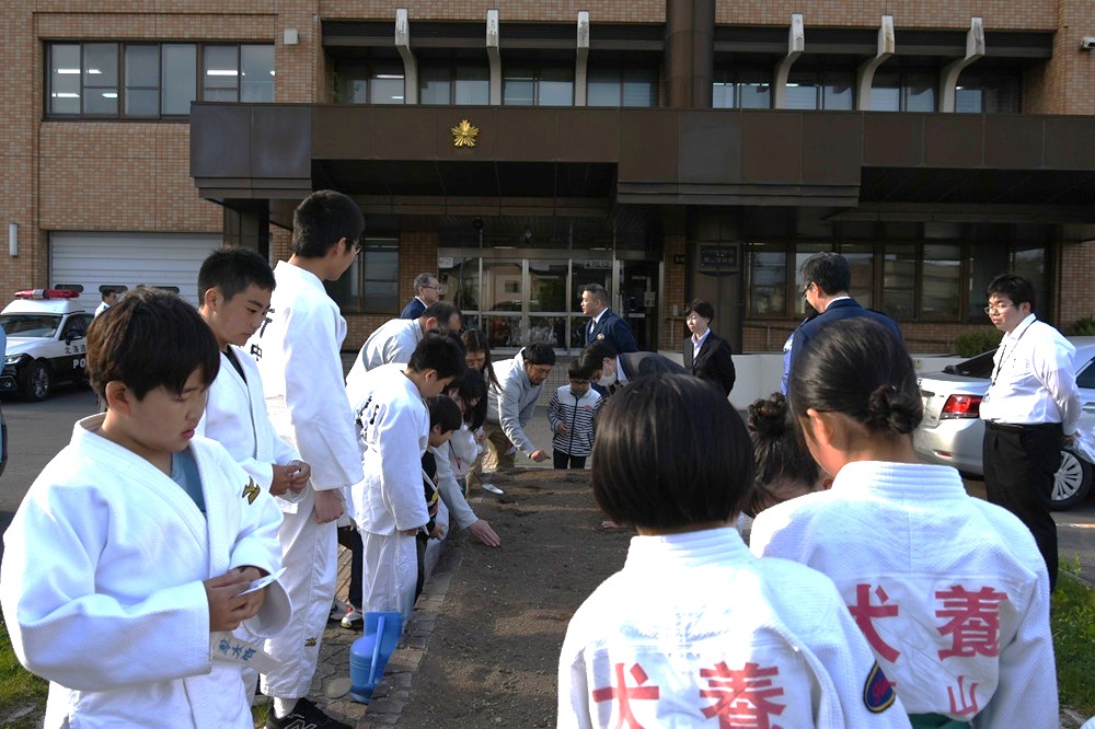 ③
