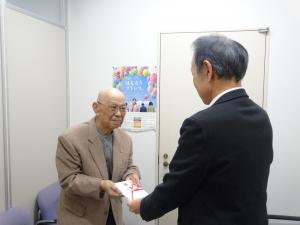 寄付採納の様子