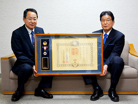 今月の一枚＊椿原紀昭前町長が叙勲受章.jpg