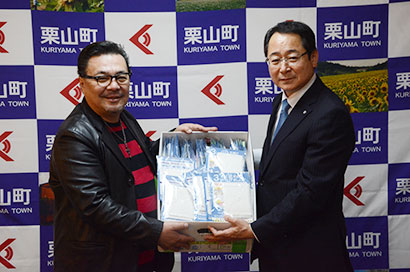 町に布製マスクを寄贈＊栗山町出身タレント「殿ちゃん」