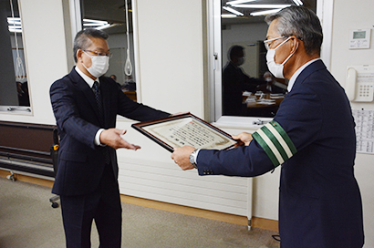 トラック協会へ感謝状を贈呈