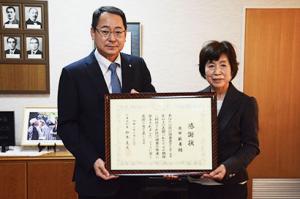 感謝状の伝達を受ける池田さん