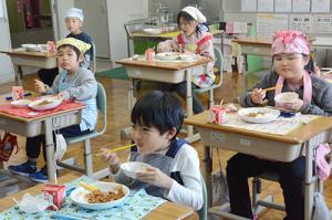 まちの特産品の野菜が給食に