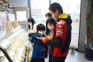 商店街を仲間と冒険