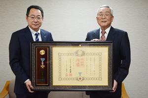 元栗山郵便局員の中井繁好さんが秋の叙勲（瑞宝小綬章）を受章