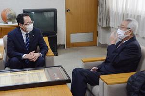 元栗山郵便局員の中井繁好さんが秋の叙勲（瑞宝小綬章）を受章
