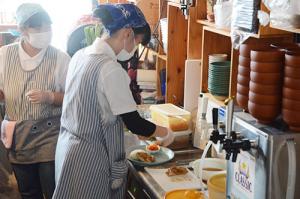 介護学生がヤムズキッチンに出店