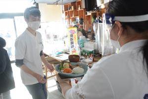 介護学生がヤムズキッチンに出店
