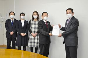 政策評価委員会が町長へ報告