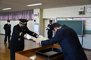 北海道消防協会特別功績章を受章＊栗山消防団鈴木英雄団長・樺澤正則副団長