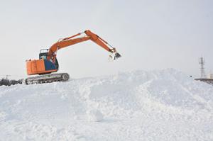栗山小学校グラウンドに雪山を造成＊横山工業が奉仕活動