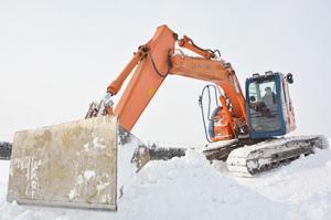 栗山小学校グラウンドに雪山を造成＊横山工業が奉仕活動