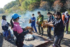 脱穀と焼き芋づくりに挑戦＊ふる里山くり山の米づくり