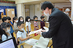 乗り方を学び乗車体験を楽しみに＊栗山小学校で事前学習