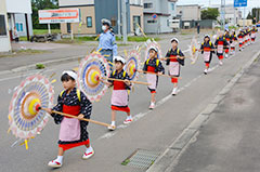 子供みこしと傘踊りを実施＊継立神社