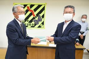 トラック協会から交通遺児のために＊栗山町交通安全協会へ募金受渡