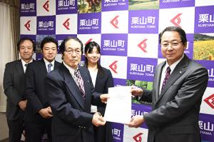 町民目線で事業を評価＊政策評価委員会が町長へ報告
