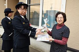 かぼちゃで火災予防を呼びかけ＊女性消防団員が立入啓発