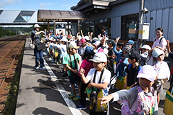 列車に乗って出かけてみよう＊栗小2年生がJR室蘭線に体験乗車