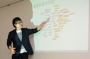 地域おこしの活動を振り返る＊協力隊員が町長へ報告