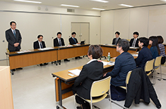 地域おこしの活動を振り返る＊協力隊員が町長へ報告