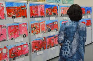 消防車の絵が勢ぞろい＊火災予防絵画作品展