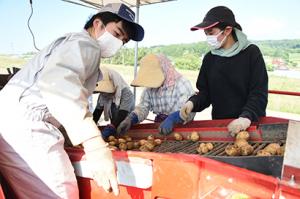 学生たちが大地の恵みを体感＊くりやま農業応援隊