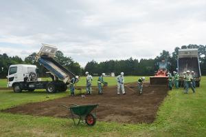 角田小学校グラウンドを整備＊共立道路が社会貢献活動