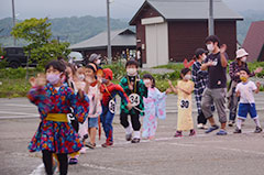 仮装と踊りで笑顔に＊継立で子ども盆踊り