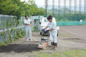 継立小学校グラウンドを整備＊井沢建設株式会社が奉仕活動
