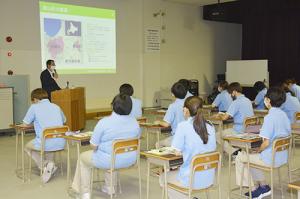 町民との触れ合いを大切に＊介護学校で町長が特別講義
