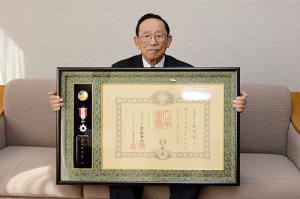 高齢者叙勲（旭日単光章）を受章＊元町議会議員の廣岡清治さん