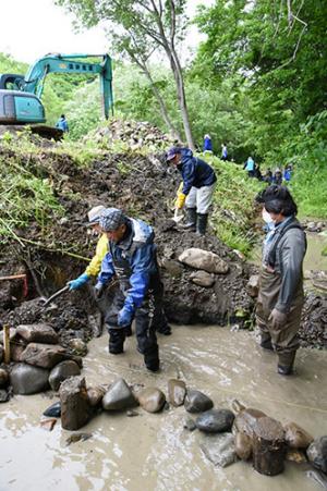 増水に備え川床の再生を＊ハサンベツ里山で町民工事