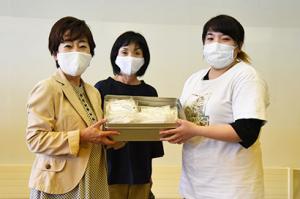 サンタのマスクで明るく笑顔に＊「サンタの笑顔」がマスク寄贈