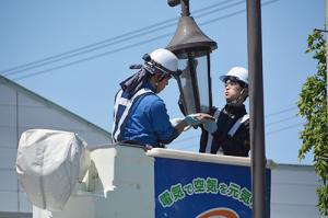 街路灯清掃で町を明るく＊鳥山電気工事清掃ボランティア
