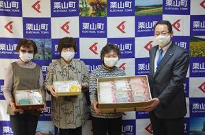 栗山消費者協会が手作りマスクを寄贈