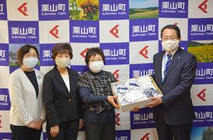 栗山町月見草の会が手作りマスクを寄贈