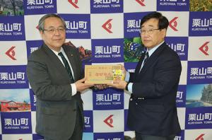 小中学生にきびだんご配布＊谷田製菓株式会社が寄贈