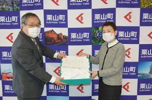 小学校に配布して＊上坂永子さんが手作りマスクを寄贈