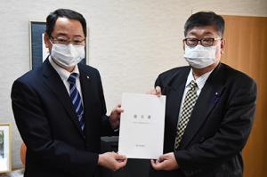 栗山町議会が提言書を提出