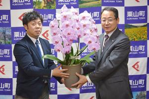 花で庁舎を明るく＊たかはしダリアが洋ランを寄贈