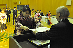 新たな旅立ち33人＊介護福祉学校卒業証書授与式
