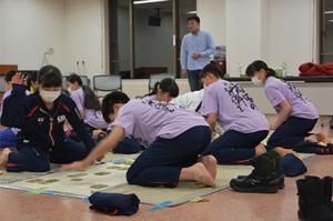 かるた同好会へユニホーム寄贈＊栗山工業団地企業協議会