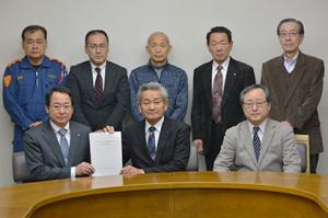 町長へ報告書を提出＊栗山赤十字病院改築等検討委員会