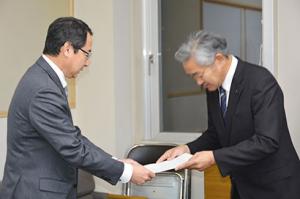 町長へ報告書を提出＊栗山赤十字病院改築等検討委員会