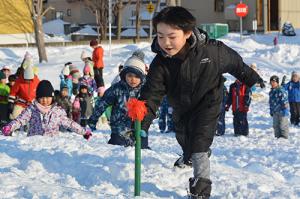 遊んで寒さを吹き飛ばす＊児童センター雪中ゲーム大会