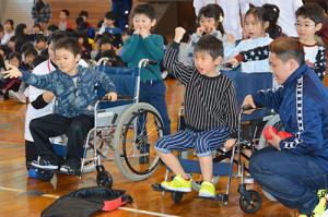 福祉の大切さしっかり学ぶ＊栗山小学校土曜授業
