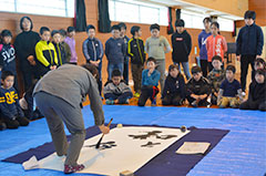 練習の成果半紙にぶつけて＊継立小学校土曜授業