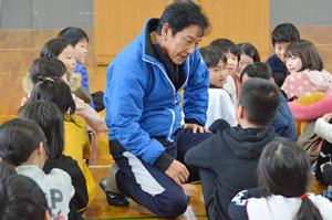 栗山監督と一緒に遊ぶ＊日ハム栗山監督小学校訪問
